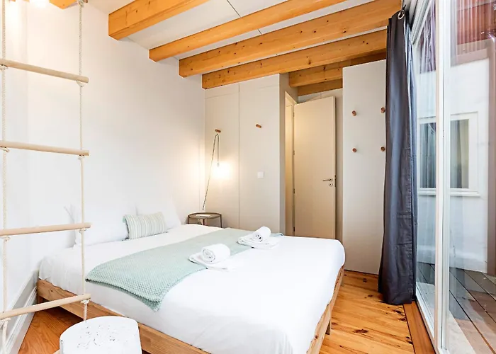 Charming Retreat With Balcony *