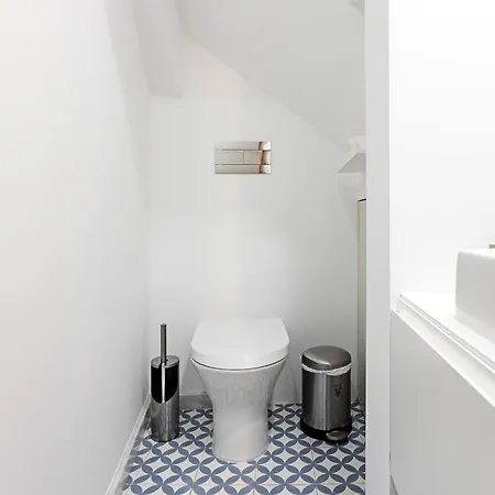 Charming Retreat With Balcony *