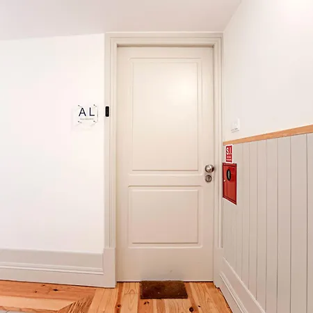 아파트 Charming Retreat With Balcony