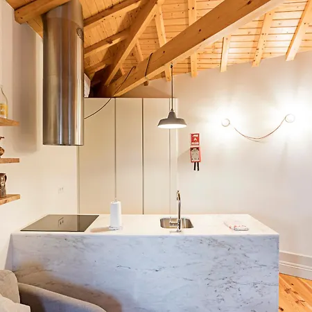 Charming Retreat With Balcony Apartment *