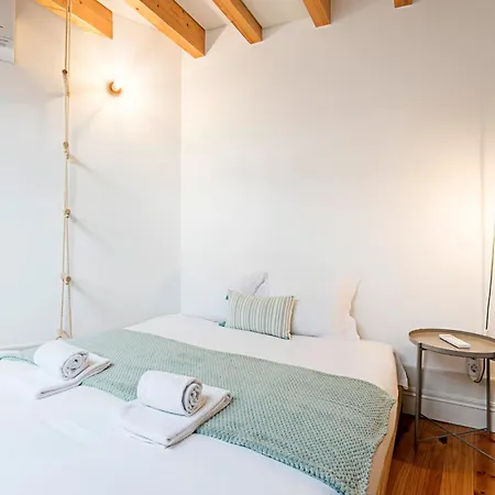 Charming Retreat With Balcony * Porto