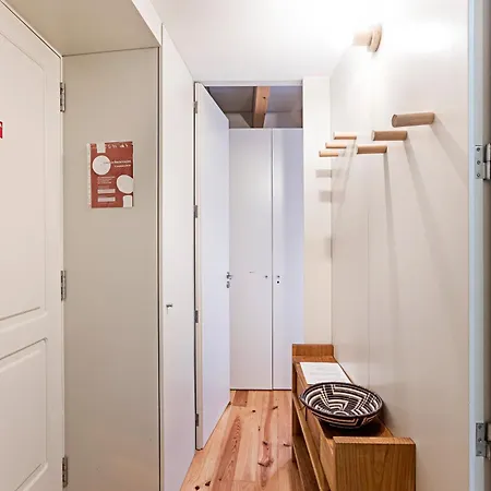 아파트 Charming Retreat With Balcony