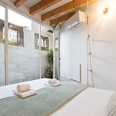 Charming Retreat With Balcony Apartment *