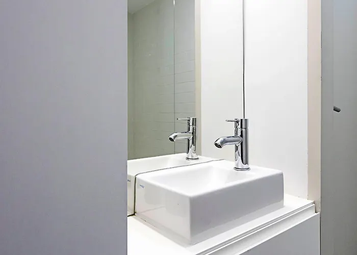 Charming Retreat With Balcony Порту