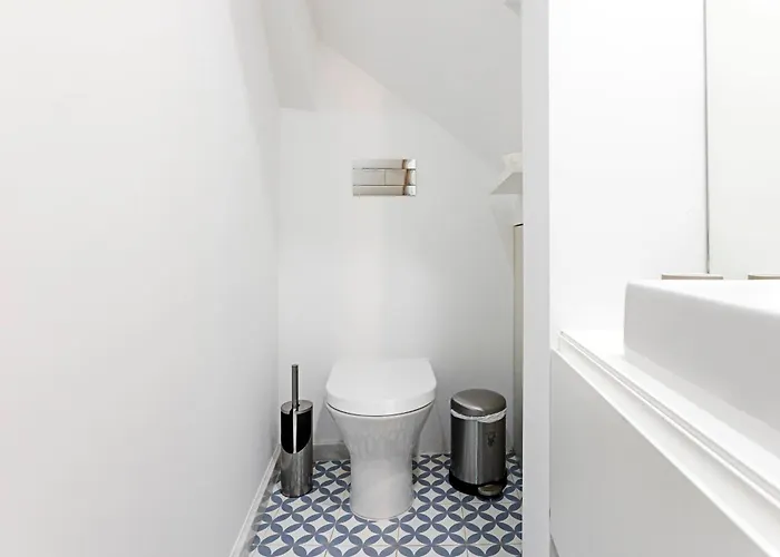 Charming Retreat With Balcony *