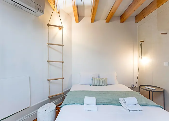 Charming Retreat With Balcony * Oporto