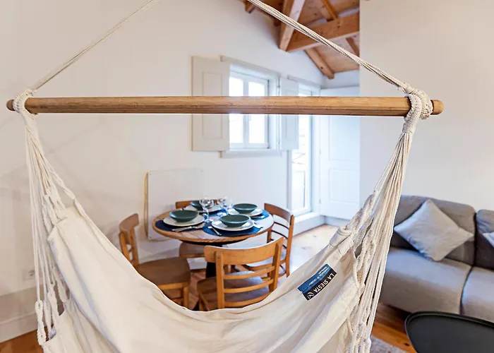 Charming Retreat With Balcony Порту