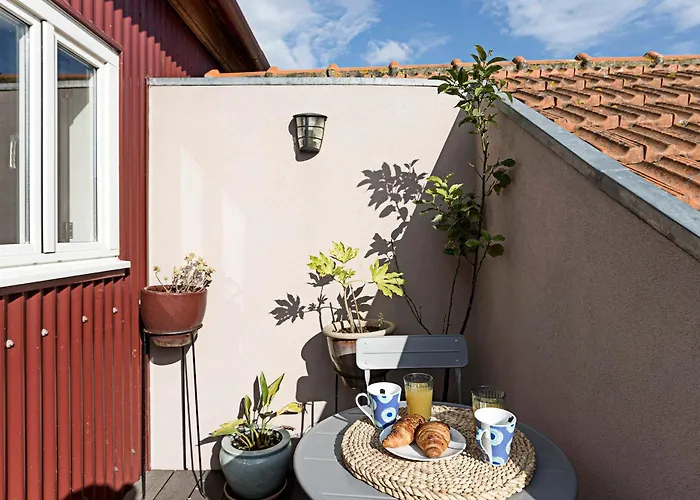 Charming Retreat With Balcony *