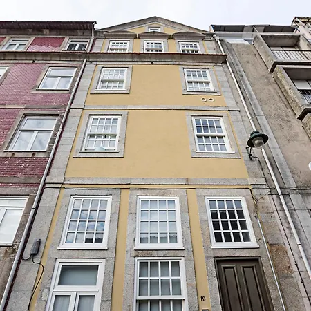 Charming Retreat With Balcony *