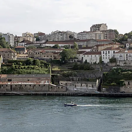 Charming Retreat With Balcony Apartmán