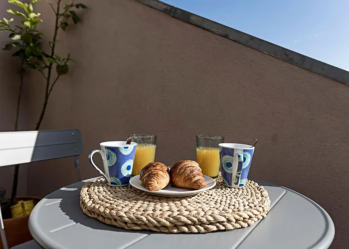 Charming Retreat With Balcony Apartment *