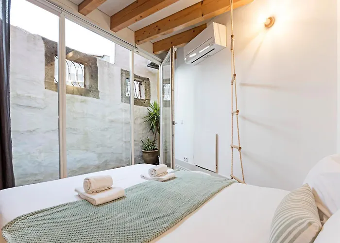 Charming Retreat With Balcony Apartment *