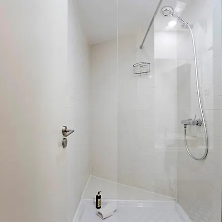 Charming Retreat With Balcony