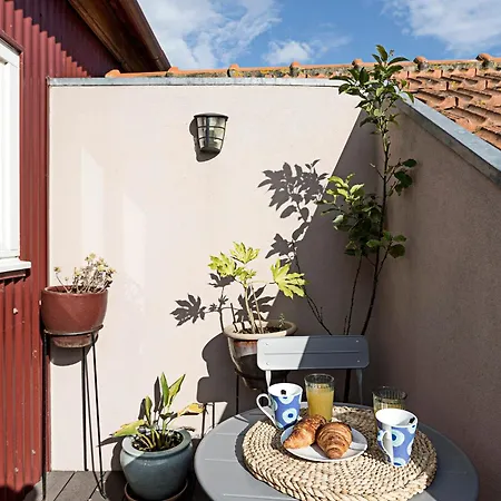 Charming Retreat With Balcony *