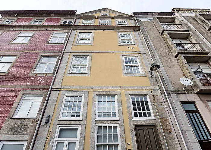 Charming Retreat With Balcony *